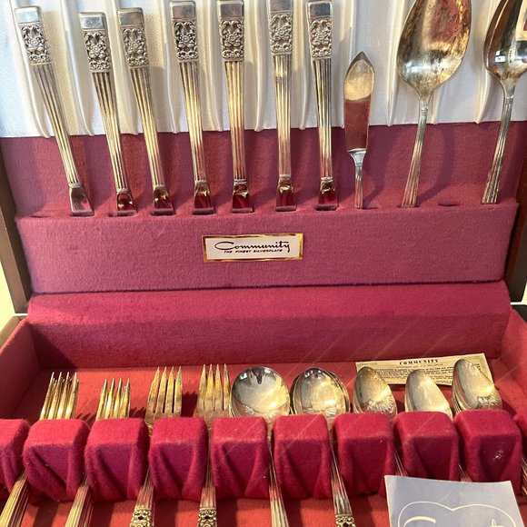 Vintage Set of 51 Oneida Community Silverplated Silverware - Picture 2 of 7